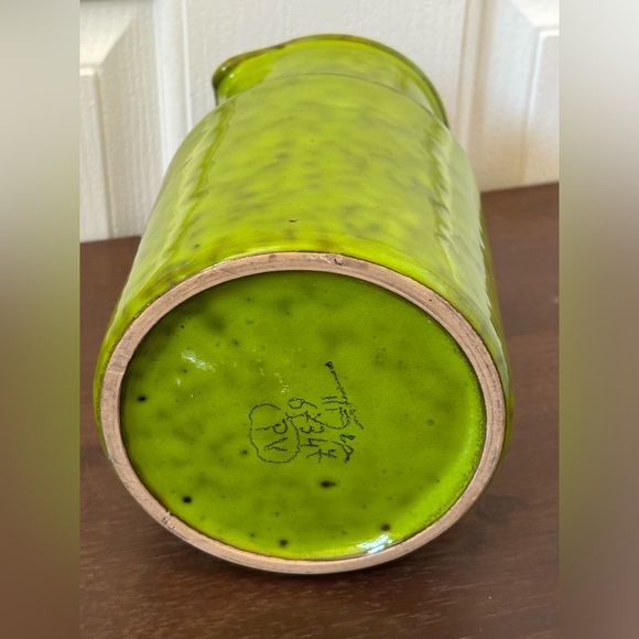 Peasant Village Vtg Italian Pitcher Glazed Avocado Green Signed 8” Vase, 36 OZ - Picture 4 of 10